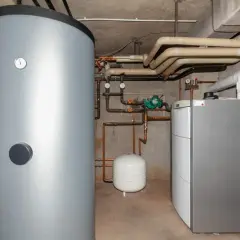 Kotłownia z zasobnikiem wody i piecem gazowym. Idealny piec gazowy do mieszkania 50m2 to taki, który zapewni komfort cieplny.