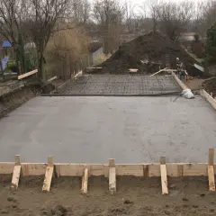 Solidny fundament z betonu i zbrojenia, gotowy na budowę domu.