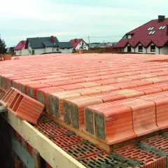 Budowa stropu ackermana. Rzędy pustaków ceramicznych czekają na zalanie betonem, tworząc solidną konstrukcję.