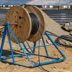 Bęben z kablem na budowie. Zastanawiasz się, ile kabla na mieszkanie 50m2? Tu widać zapas na wiele instalacji.