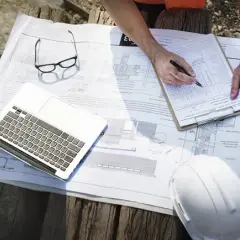 Kto wykonuje przegląd techniczny budynku i jakie ma uprawnienia?