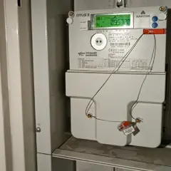 Cyfrowy licznik prądu APATOR OTUS 3 w bloku, pokazuje zużycie 095.720 kWh.