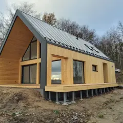 Nowoczesny dom 70m2 z drewnianą elewacją i dużymi oknami. Poznaj koszt budowy domu 70m2 pod klucz.