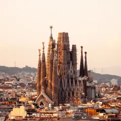 Sagrada Familia w Barcelonie, wciąż w budowie, w ciepłym świetle zachodzącego słońca. Kiedy koniec budowy?