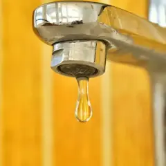 Kropla wody z kranu, zastanawiasz się jaka temperatura ciepłej wody w bloku?