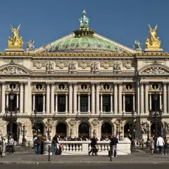 Paryska Opera Garnier, arcydzieło historyzmu, z bogatymi zdobieniami i złotymi rzeźbami.