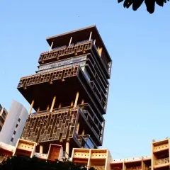 Antilia, znana jako największy dom na świecie, wznosi się dumnie na tle błękitnego nieba.