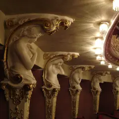 Rząd białych, zdobionych złotem kariatyda wspiera sufit teatru.