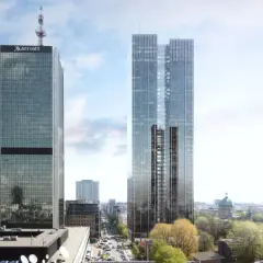 Nowoczesne wieżowce, w tym Marriott i roma tower, dominują nad panoramą miasta.