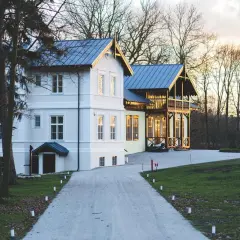 Elegancka willa z drewnianą werandą, otoczona drzewami. Czy to najdroższy dom w Polsce?