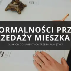 Formalności przy sprzedaży mieszkania: jakie dokumenty potrzebne do sprzedaży mieszkania? Dłoń z pierścionkami na dokumentach.