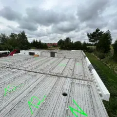 Gotowy do zalania strop filigran, z zielonymi oznaczeniami i elementami szalunku traconego.
