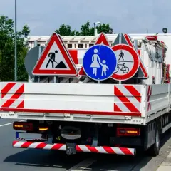 Kto stawia znaki drogowe na osiedlu i jak zgłosić ich brak?