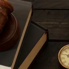Młotek sędziowski na księgach, waga i zegar. Dokumentacja prawna, deklaracja właściwości użytkowych.
