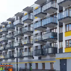 Ile trzeba zarabiać, aby dostać kredyt na mieszkanie bez stresu?