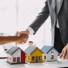 Trzy domki na stole, ludzie się witają. Zastanawiasz się, ile trwa zamiana mieszkania komunalnego?