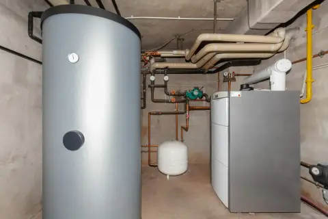 Kotłownia z zasobnikiem wody i piecem gazowym. Idealny piec gazowy do mieszkania 50m2 to taki, który zapewni komfort cieplny.