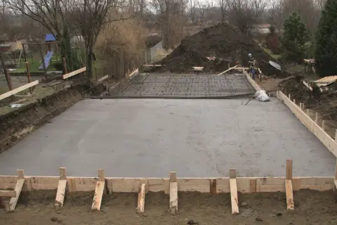 Solidny fundament z betonu i zbrojenia, gotowy na budowę domu.