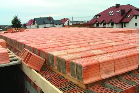 Budowa stropu ackermana. Rzędy pustaków ceramicznych czekają na zalanie betonem, tworząc solidną konstrukcję.