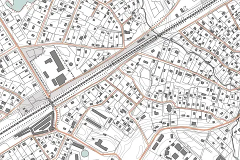 Szczegółowa mapa sytuacyjno wysokościowa z zaznaczonymi budynkami, drogami i liniami kolejowymi.