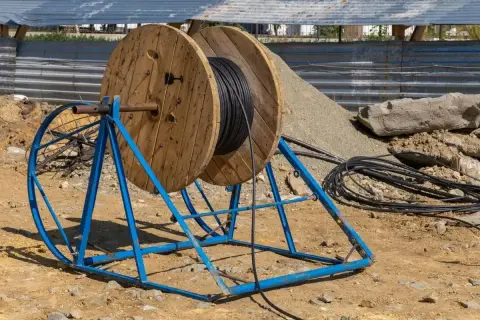 Bęben z kablem na budowie. Zastanawiasz się, ile kabla na mieszkanie 50m2? Tu widać zapas na wiele instalacji.