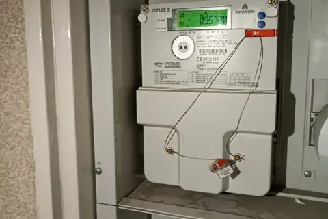 Cyfrowy licznik prądu APATOR OTUS 3 w bloku, pokazuje zużycie 095.720 kWh.