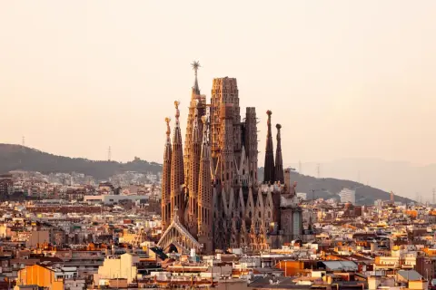 Sagrada Familia w Barcelonie, wciąż w budowie, w ciepłym świetle zachodzącego słońca. Kiedy koniec budowy?