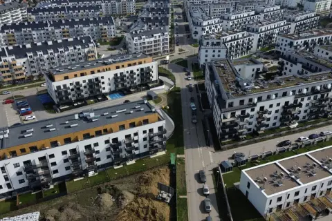 Nowe osiedle we Wrocławiu, nowoczesne bloki z balkonami. Ceny mieszkań wrocław mogą być wysokie, ale widok jest imponujący.
