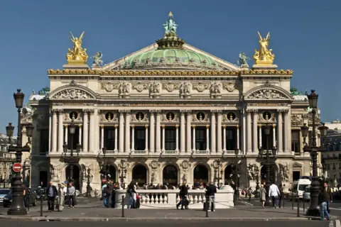 Paryska Opera Garnier, arcydzieło historyzmu, z bogatymi zdobieniami i złotymi rzeźbami.