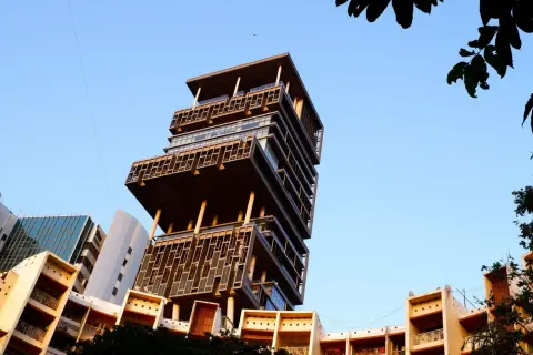 Antilia, znana jako największy dom na świecie, wznosi się dumnie na tle błękitnego nieba.