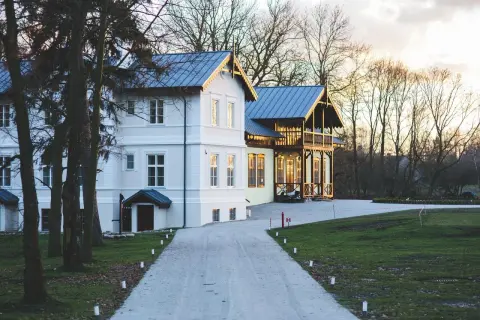 Elegancka willa z drewnianą werandą, otoczona drzewami. Czy to najdroższy dom w Polsce?