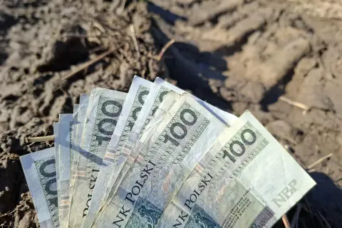 Stos banknotów po 100 zł leży na ziemi. Czy to zapowiedź przyszłej renty planistycznej?