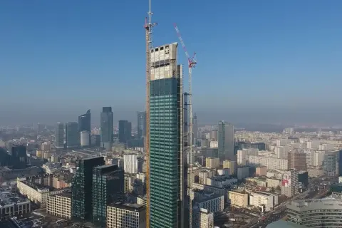 Varso Tower w budowie, z widokiem na warszawską panoramę. Trwają prace nad kolejnymi piętrami tego imponującego wieżowca.