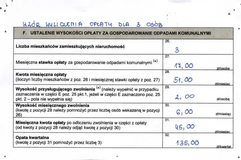 Deklaracja o wysokości opłaty za gospodarowanie odpadami komunalnymi dla 3 osób, z wyliczoną miesięczną i kwartalną opłatą.
