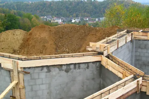 Fundamenty domu w budowie, zbrojenie i szalunki. Widać, ile jest ważne pozwolenie na budowę, by móc rozpocząć prace.