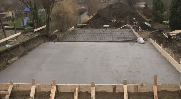Solidny fundament z betonu i zbrojenia, gotowy na budowę domu.