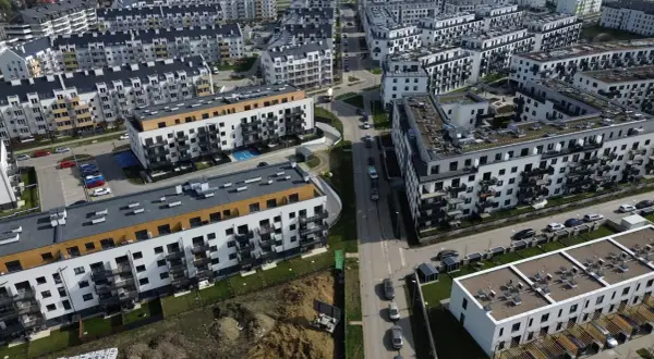 Nowe osiedle we Wrocławiu, nowoczesne bloki z balkonami. Ceny mieszkań wrocław mogą być wysokie, ale widok jest imponujący.