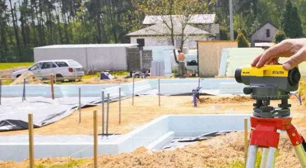 Co potrzebuje geodeta do wytyczenia budynku? Kluczowe dokumenty i informacje