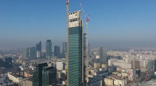 Varso Tower w budowie, z widokiem na warszawską panoramę. Trwają prace nad kolejnymi piętrami tego imponującego wieżowca.