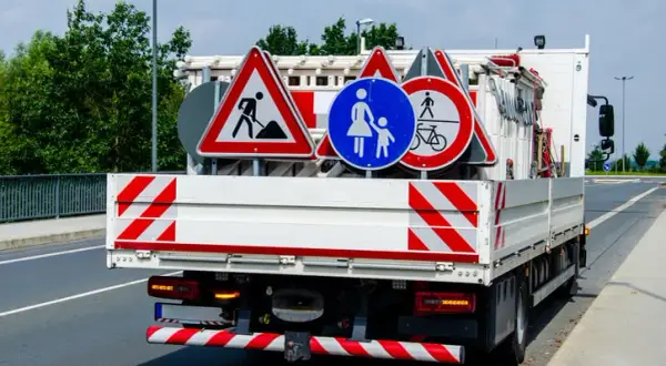 Kto stawia znaki drogowe na osiedlu i jak zgłosić ich brak?