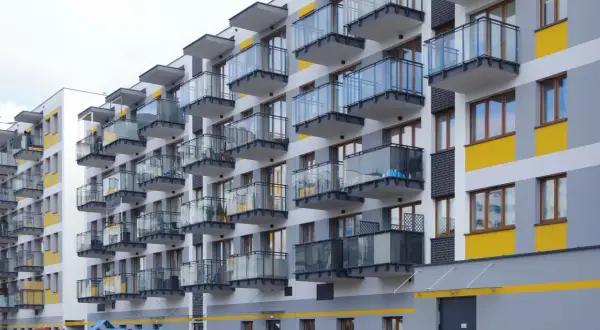 Ile trzeba zarabiać, aby dostać kredyt na mieszkanie bez stresu?