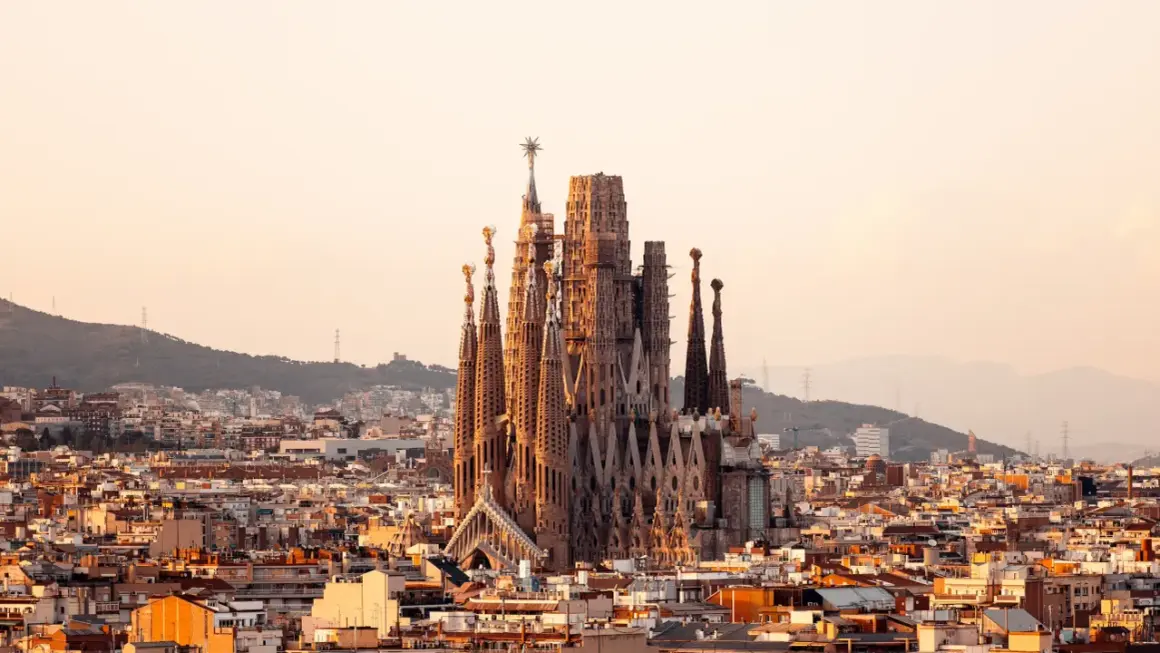 Sagrada Familia w Barcelonie, wciąż w budowie, w ciepłym świetle zachodzącego słońca. Kiedy koniec budowy?