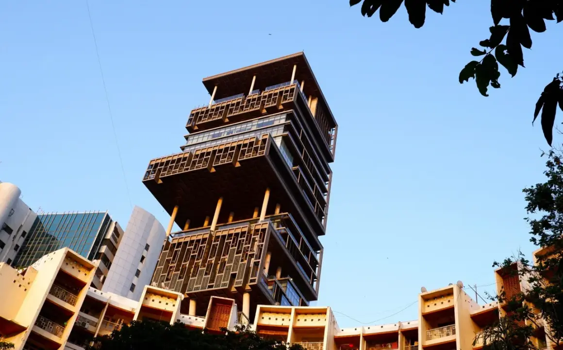 Antilia, znana jako największy dom na świecie, wznosi się dumnie na tle błękitnego nieba.