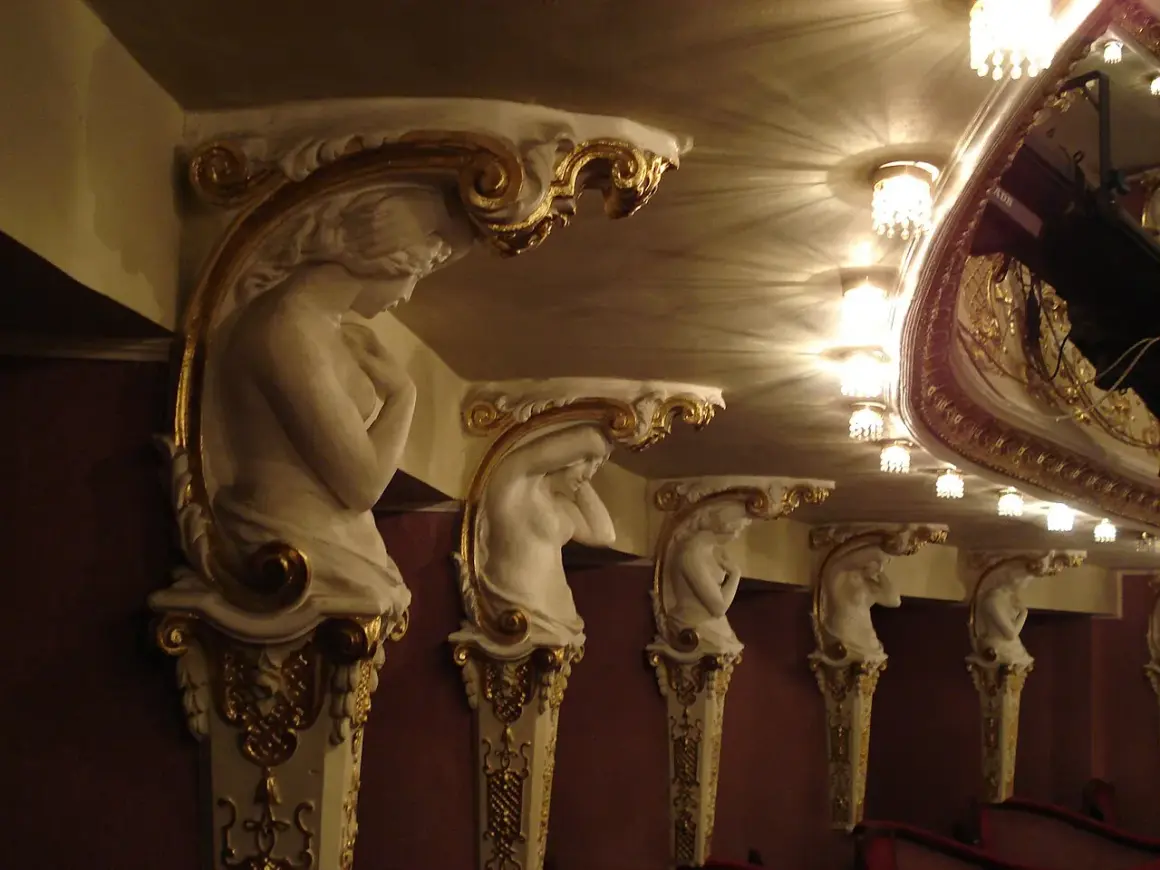 Rząd białych, zdobionych złotem kariatyda wspiera sufit teatru.
