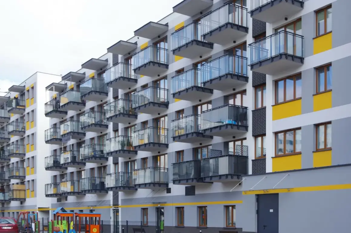 Ile trzeba zarabiać, aby dostać kredyt na mieszkanie bez stresu?