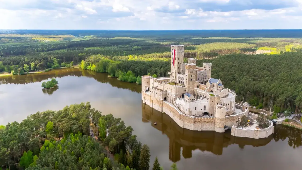 Zamek w Stobnicy, dzieło prywatnego właściciela, majestatycznie wznosi się nad jeziorem, otoczony gęstym lasem.