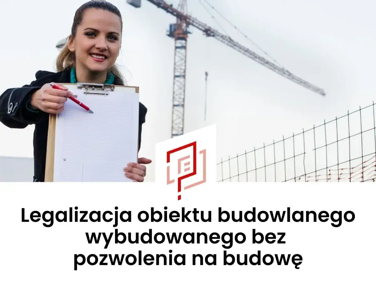 Kobieta z notatkami i długopisem na tle budowy. Pomagamy w legalizacji samowoli budowlanej.