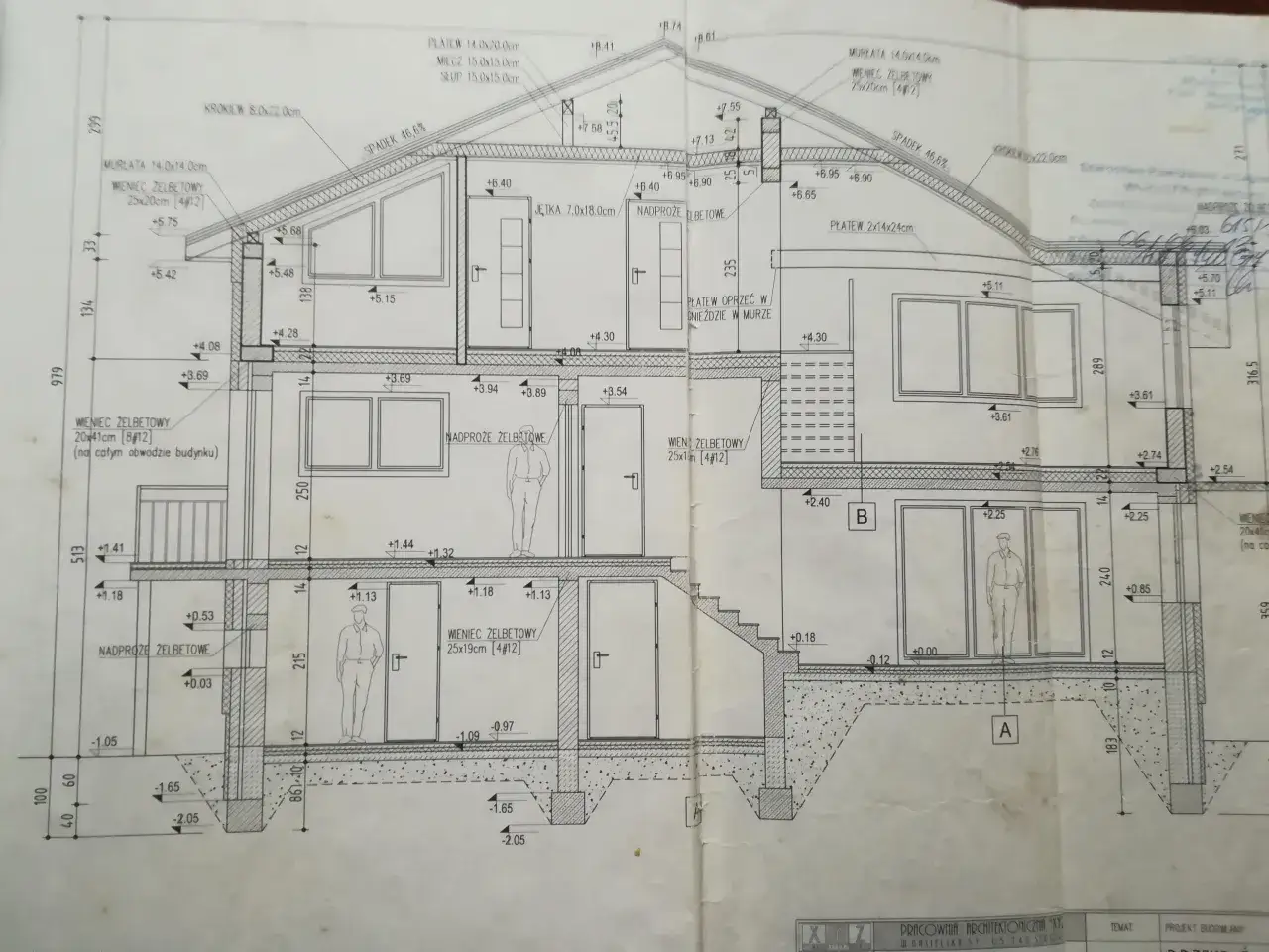 Przekrój budynku z widocznymi elementami konstrukcyjnymi, takimi jak wieńce żelbetowe, nadproża i płatwie. Każda kondygnacja jest wyraźnie zaznaczona.