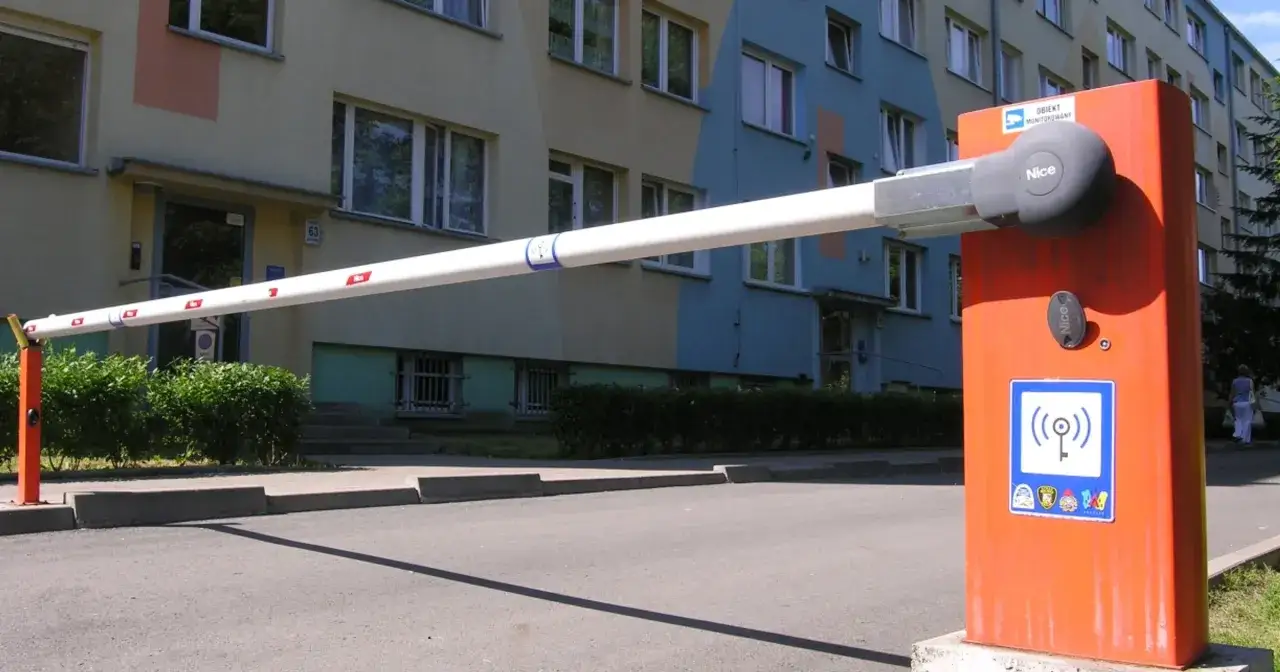 Zdjęcie Jak otworzyć szlaban na osiedlu - proste sposoby, które działają