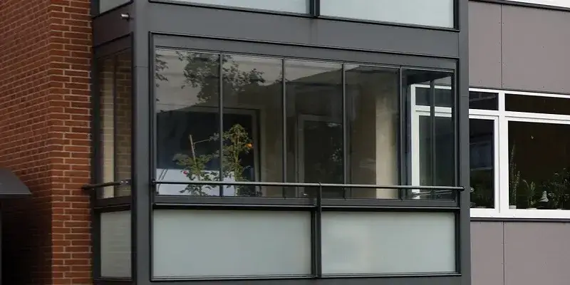 Zdjęcie Ile kosztuje zabudowa balkonu w bloku? Sprawdź, aby nie przepłacić